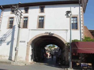 Balıkesir’de Altından Yol Geçen 278 Yıllık Cami Büyük İlgi Çekiyor