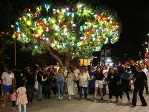 Tütünçiftlik Sahilinde Türkü Dolu Gece