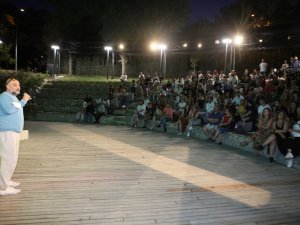 Gençlik Tiyatrosu İlk Oyunuyla Alkışları Topladı