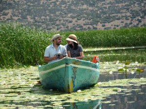 Güzelliğiyle Kendine Hayran Bırakan Işıklı Gölü Ziyaretçi Akınına Uğruyor