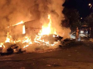 Sultangazi’de Gecekondu Alev Alev Yandı