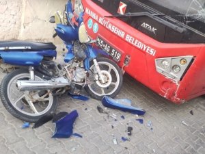 Motosiklet Otobüse Çarptı: 1 Yaralı