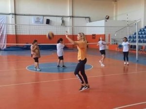 Sarıgöl’de Voleybol Kursuna Yoğun İlgi