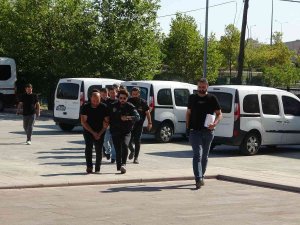 Çete Kurup Polis Kılığına Girdi, Ağabeyini Yaralayıp Gasp Etti