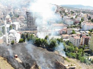 Maltepe’de Boş Arsadaki Yangın İş Yerine Sıçramadan Kontrol Altına Alındı
