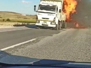 Kamyondaki Balyalar Alev Alev Yandı