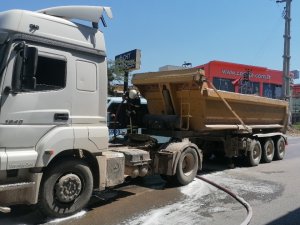 Balataları Isınan Tırın Lastiği Yandı