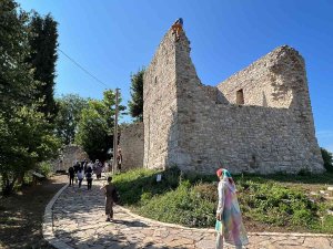 Asırları Geride Bırakan Ceneviz Kalesi’ne Ziyaretçi Akını