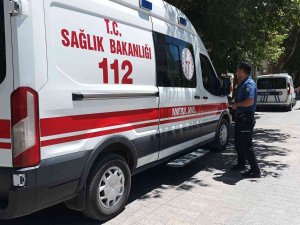 Kendisine Kesici Aletle Zarar Veren Şahıs, Hastaneye Kaldırıldı