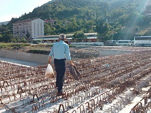 Selde Yaya Geçitleri Yıkıldı, Vatandaşlar İnşaat Halindeki Köprüden Geçiyor