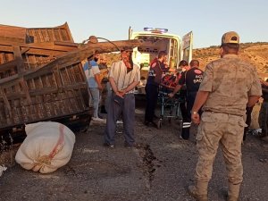 Batman’da Saman Yüklü Traktör Devrildi: 2 Yaralı