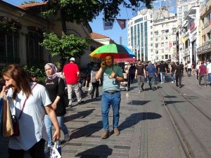 Taksim’de Sıcaktan Bunalan Vatandaşlar Serinlemek İçin Çeşitli Yollara Başvurdu