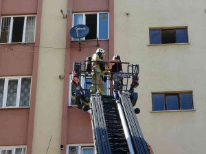 Kartal’da Apartmanda Korkutan Yangın, Mahsur Kalan 3 Kişi Kurtarıldı