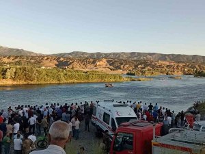 Küçük Çocuğu Kurtarmak İsterken Murat Nehri’nde Kayboldu