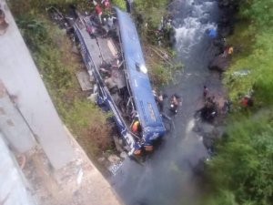 Kenya’da Yolcu Otobüsü 40 Metre Yükseklikten Nehre Düştü: 24 Ölü