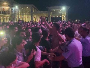 Ceza Konserinde Yumruklar Havada Uçuştu