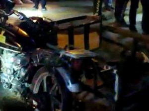 Motosikletiyle Sollama Yapmaya Çalışırken İki Otomobile Çarptı: Sürücü Ağır Yaralandı