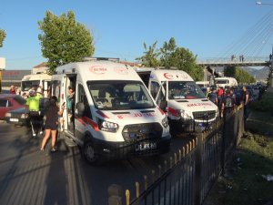 Karşı Şeride Geçen Otomobil 2 Araçla Kafa Kafaya Çarpıştı; 3 Yaralı
