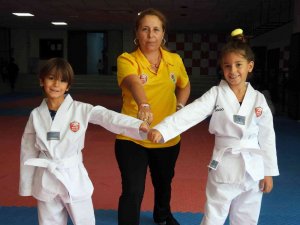 Sporcu Kardeşler Günlerini Kurslarda Geçiriyor