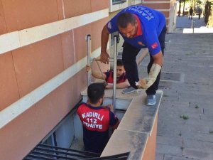 Havlandırma Boşluğuna Düşen Yavru Kediyi İtfaiye Kurtardı