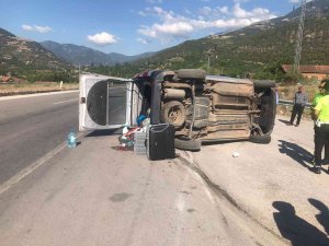 Amasya’da Araç Devrildi: Aynı Aileden 1 Ölü, 4 Yaralı