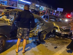 2 Otomobilin Çarpıştığı Kazada Biri Ağır 5 Kişi Yaralandı