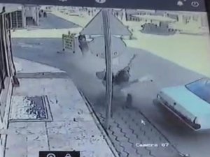 Savrulan Otomobil Yolda Yürüyen Adama İşte Böyle Çarptı