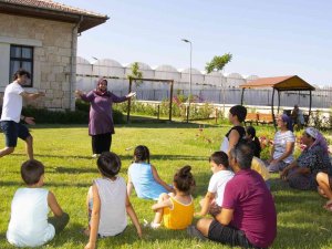 Çilek Tarlasından Tiyatro Sahnesine