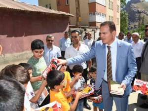 Vali Akbıyık, Çocukları Okumaya Teşvik Etmeye Devam Ediyor