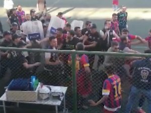Kırmızı Karta Sinirlenen Futbolcular Hakeme Saldırdı