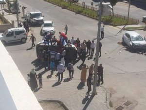Sivil Araç İle Çarpışıp Yan Yatan Polis Aracına İlk Müdahale Vatandaşlardan Geldi