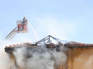 Kullanılmayan 2 Katlı Kerpiç Ev Alevlere Yenik Düştü