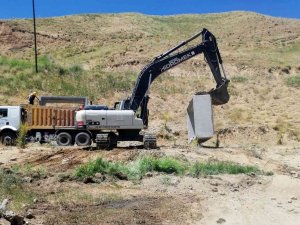 Van Büyükşehir Belediyesi Kırsaldaki Yol Çalışmalarını Sürdürüyor