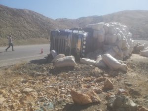 Tunceli’de Saman Yüklü Tır Devrildi: 1 Yaralı