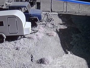 Hırsızların Minibüsten Mini Buzdolabı Çalmaları Kameraya Yansıdı