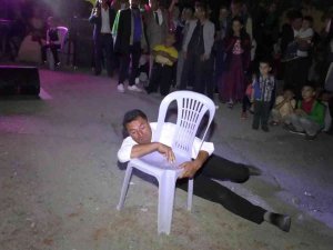 Sandalya İle Güreş Tutan Davulcu İlgi Odağı Oldu