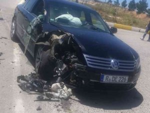 Otomobil Traktöre Çarptı, 5 Kişi Yaralandı