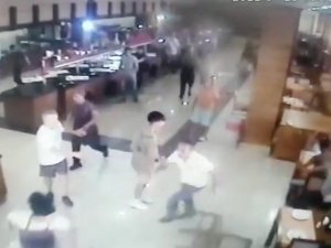Otel Sahibinin Üzerine Yürüyüp Restoranı Savaş Alanına Çevirdiler