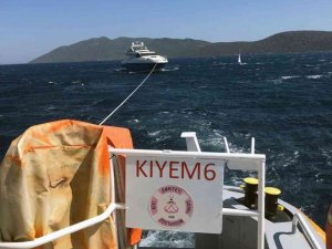 Arızalanan Lüks Yatı Kıyem Ekipleri Kurtardı