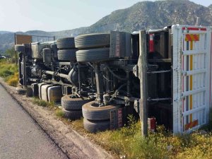 Gaz Beton Yüklü Kamyon Devrildi