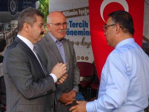 Rektör Savaş Tercih Ve Tanıtım Standını Ziyaret Etti