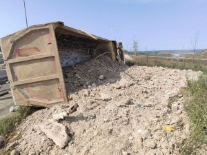 Sultangazi’de Hafriyat Yüklü Tır Devrildi: 1 Yaralı
