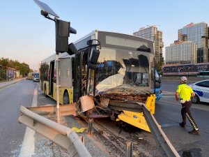 Üsküdar’da Servis Aracının Sıkıştırdığı İ̇ett Otobüsü Bariyerlere Ok Gibi Saplandı