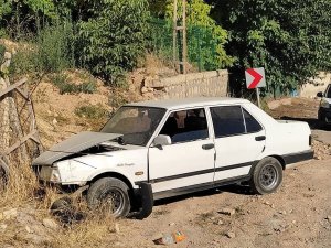 Malatya’da Otomobil Bahçe Korkuluklarına Çarptı: 3 Yaralı