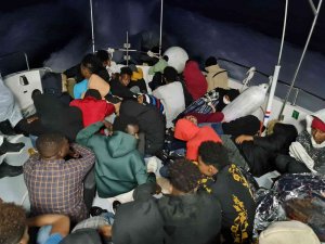 İ̇zmir Açıklarında 56 Düzensiz Göçmen Kurtarıldı, 30 Göçmen Yakalandı