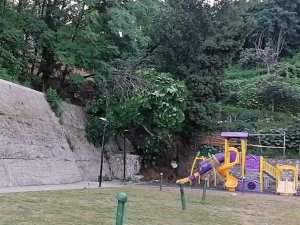Rize’de Çocuk Parkında Toprak Kayması