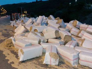 Samsun’da Saman Yüklü Tır Devrildi: 1 Yaralı