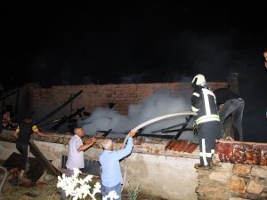 Manisa’da Ahır Yangını Korkuttu