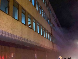 Bayrampaşa’da Yangın Çıkan İş Yerinde Mahsur Kalan 3 Kişiyi Ve Köpeği İtfaiye Kurtardı