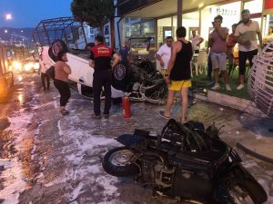 Kamyonet Ve Motosiklete Çarpıp, İşyerine Girdi